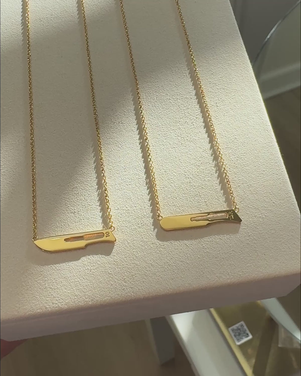 Video comparing gold necklaces featuring a 10 Blade and a 10R Blade